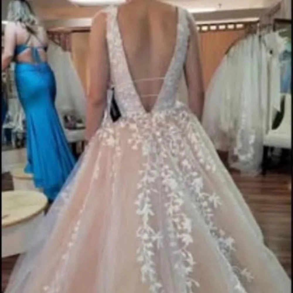 Elegant White Lace Bridal Gown - Picture 3 of 6